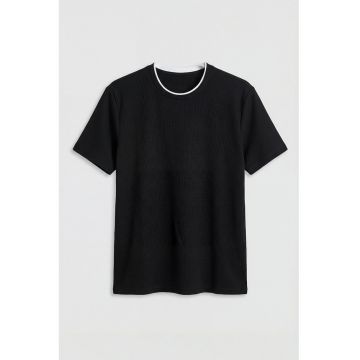 Tricou cu detaliu contrastant - Negru