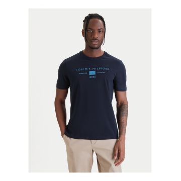 Tricou cu decolteu la baza gatului si imprimeu logo pe piept