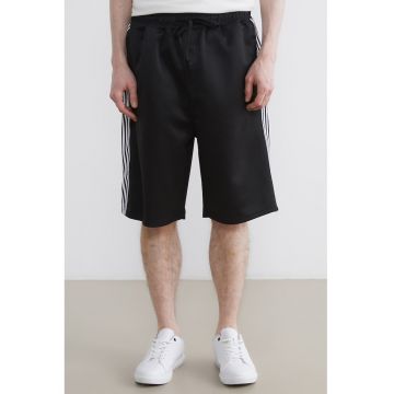 Pantaloni scurti sport relaxed fit cu benzi contrastante - Negru