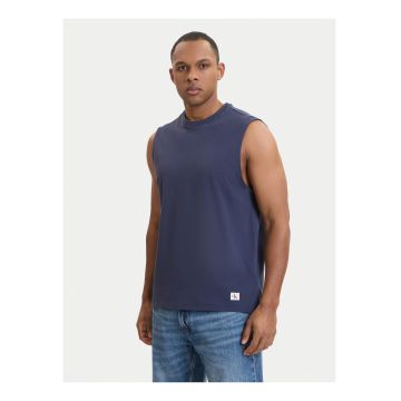 Top slim fit uni cu decolteu la baza gatului