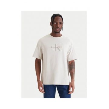 Tricou cu decolteu la baza gatului si logo brodat