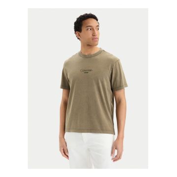 Tricou cu decolteu la baza gatului si logo pe piept