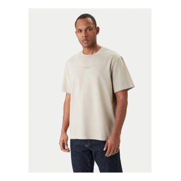 Tricou lejer cu decolteu la baza gatului