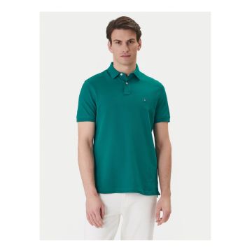 Tricou polo cu logo discret.