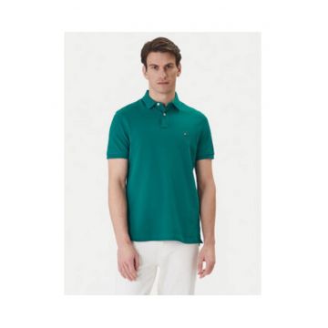 Tricou polo cu logo discret.