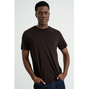 Tricou regular fit cu decolteu la baza gatului - Maro inchis