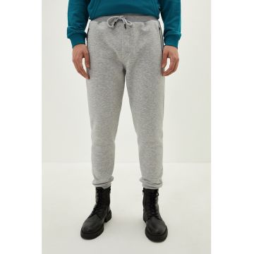 Pantaloni sport slim fit cu buzunare cu fermoar