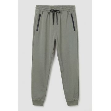 Pantaloni de trening cu croiala conica - snur de ajustare si buzunare cu fermoar - Verde feriga