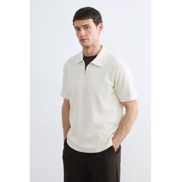 Tricou polo cu model uni si fenta cu fermoar - Maro nisip