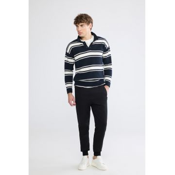 Pantaloni de trening cu croiala conica - snur de ajustare si buzunare cu fermoar - Negru
