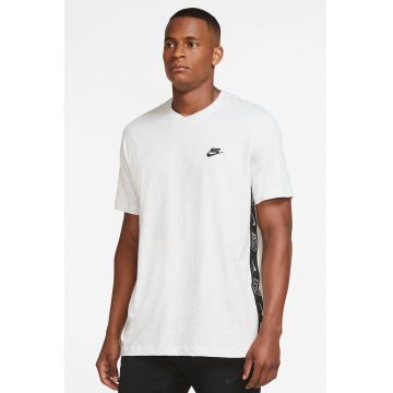 Tricou cu decolteu la baza gatului si imprimeu logo