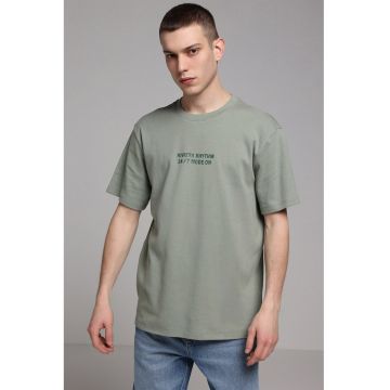 Tricou cu decolteu la baza gatului si imprimeu text - Verde englez/Verde sparanghel