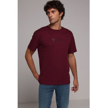 Tricou cu decolteu la baza gatului si imprimeu text - Visiniu