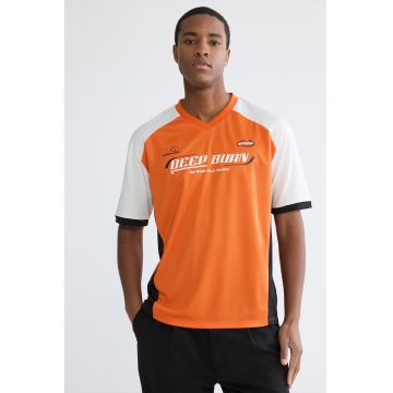 Tricou cu imprimeu si decolteu in V - Alb/Negru/Portocaliu mandarina