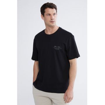 Tricou cu decolteu la baza gatului si imprimeu discret - Negru