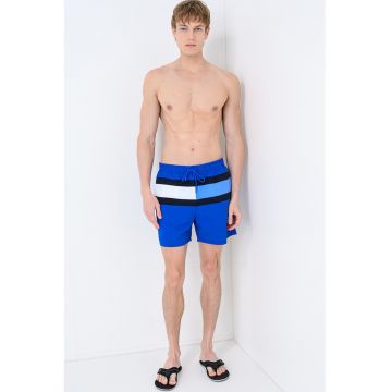 Pantaloni scurti de baie cu logo si snur in talie - Alb/Albastru inchis