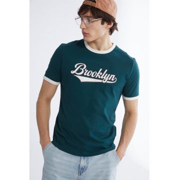 Tricou cu decolteu la baza gatului si imprimeu text - Alb fildes/Verde englez