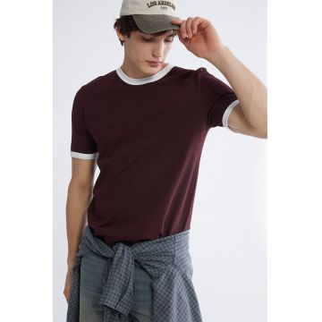 Tricou cu decolteu la baza gatului si terminatii contrastante - Visiniu