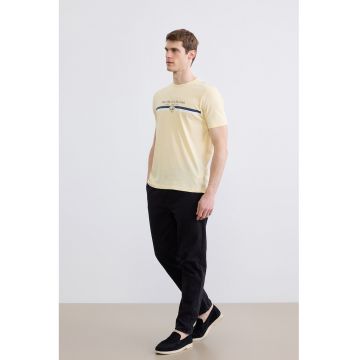 Tricou de bumbac cu imprimeu text - Alb/Galben pai/Bleumarin