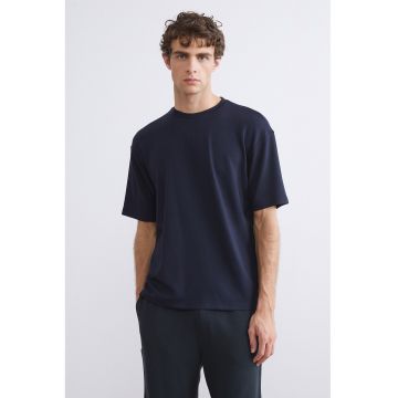 Tricou lejer cu decolteu la baza gatului