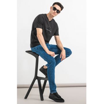 Tricou cu decolteu la baza gatului si logo brodat - Negru