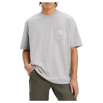 Tricou cu croiala lejera si un buzunar pe piept