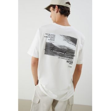 Tricou lejer cu imprimeu grafic pe partea din spate - Alb