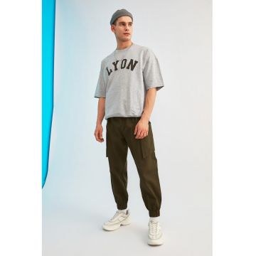 Pantaloni jogger cu buzunare laterale - Kaki