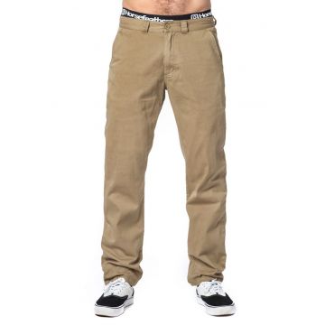 Pantaloni chino cu croiala lejera.
