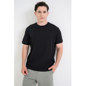 Tricou cu decolteu la baza gatului - Negru