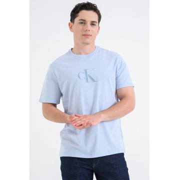 Tricou cu decolteu la baza gatului si model monograma - Albastru deschis