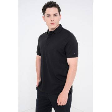Tricou polo regular fit cu fenta ascunsa cu nasturi - Negru