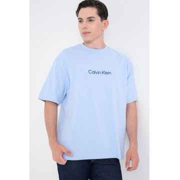 Tricou relaxed fit cu imprimeu logo pe piept - Albastru lavanda