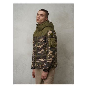 Geaca matlasata cu imprimeu camuflaj -