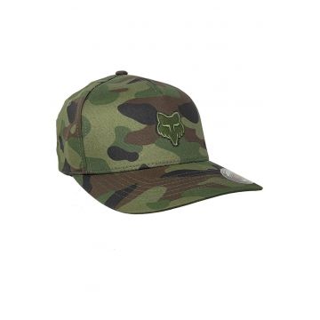 Sapca cu imprimeu camuflaj si logo brodat