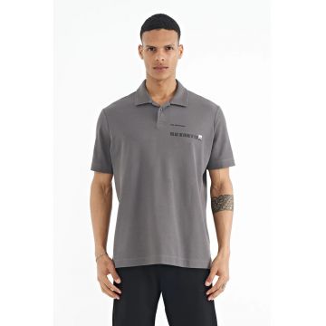 Tricou Polo  barbati - gri antracit - 100% bumbac - cu imprimeu text