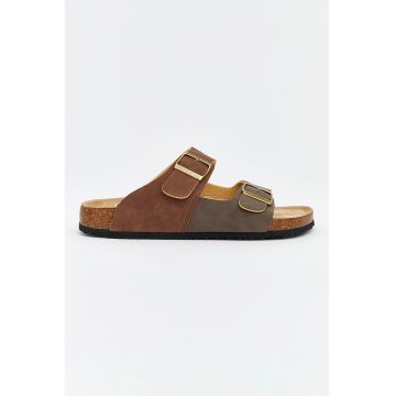 Papuci cu model cu catarama - Maro/Maro taupe inchis