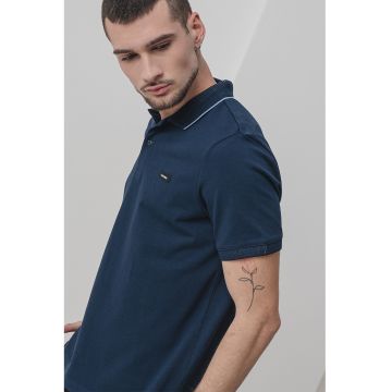 Tricou polo din amestec de bumbac organic cu logo discret - Bleumarin