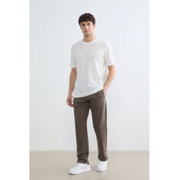 Pantaloni de trening cu croiala dreapta si buzunare cu fermoar