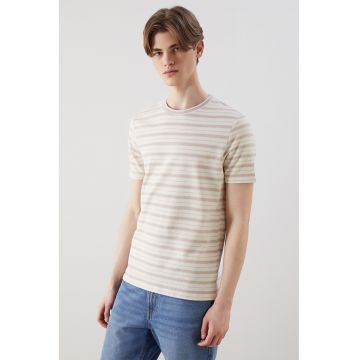 Tricou cu dungi si decolteu la baza gatului