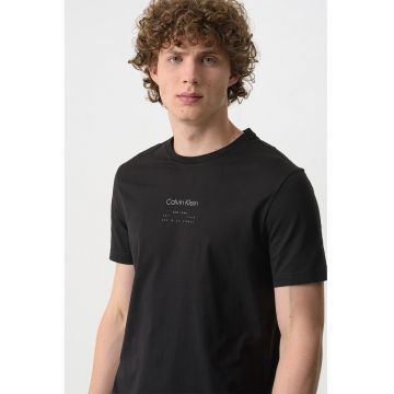 Tricou cu decolteu la baza gatului si imprimeu logo - Negru