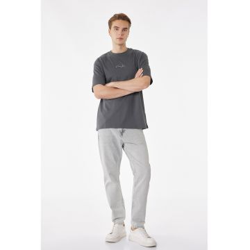 Tricou cu decolteu la baza gatului si model text - Gri marmorat