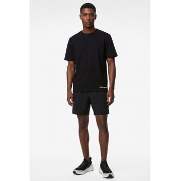 Tricou cu decolteu la baza gatului si model text - Negru