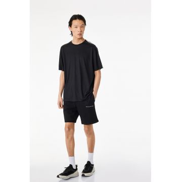Tricou cu decolteu la baza gatului si segmente laterale contrastante - Negru