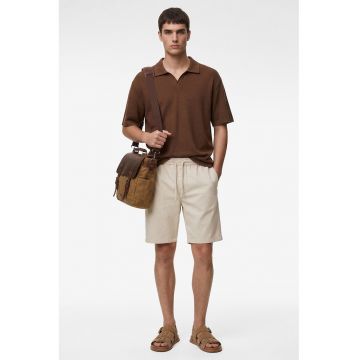 Tricou regular fit cu guler polo si decupaj in V