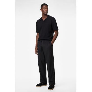 Tricou regular fit cu guler polo si decupaj in V