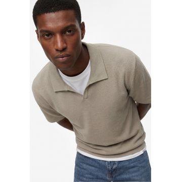 Tricou regular fit cu guler polo si decupaj in V