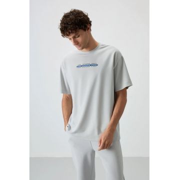 Tricou barbatesc  supradimensionat - gri deschis - bumbac si poliester - imprimeu pe spate