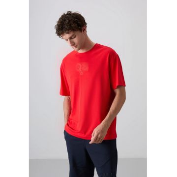 Tricou  supradimensionat - rosu - bumbac si poliester - cu guler rotund si logo imprimat