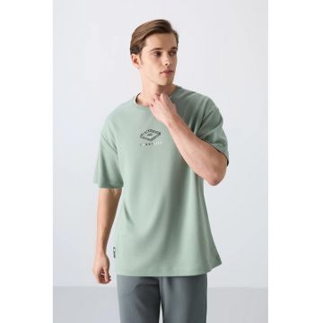 Tricou  supradimensionat - verde salvie - amestec de bumbac cu logo - pentru barbati